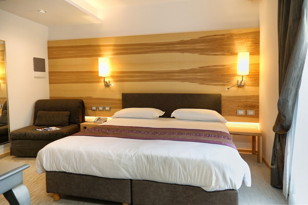 ROOM, DOUBLE BED
