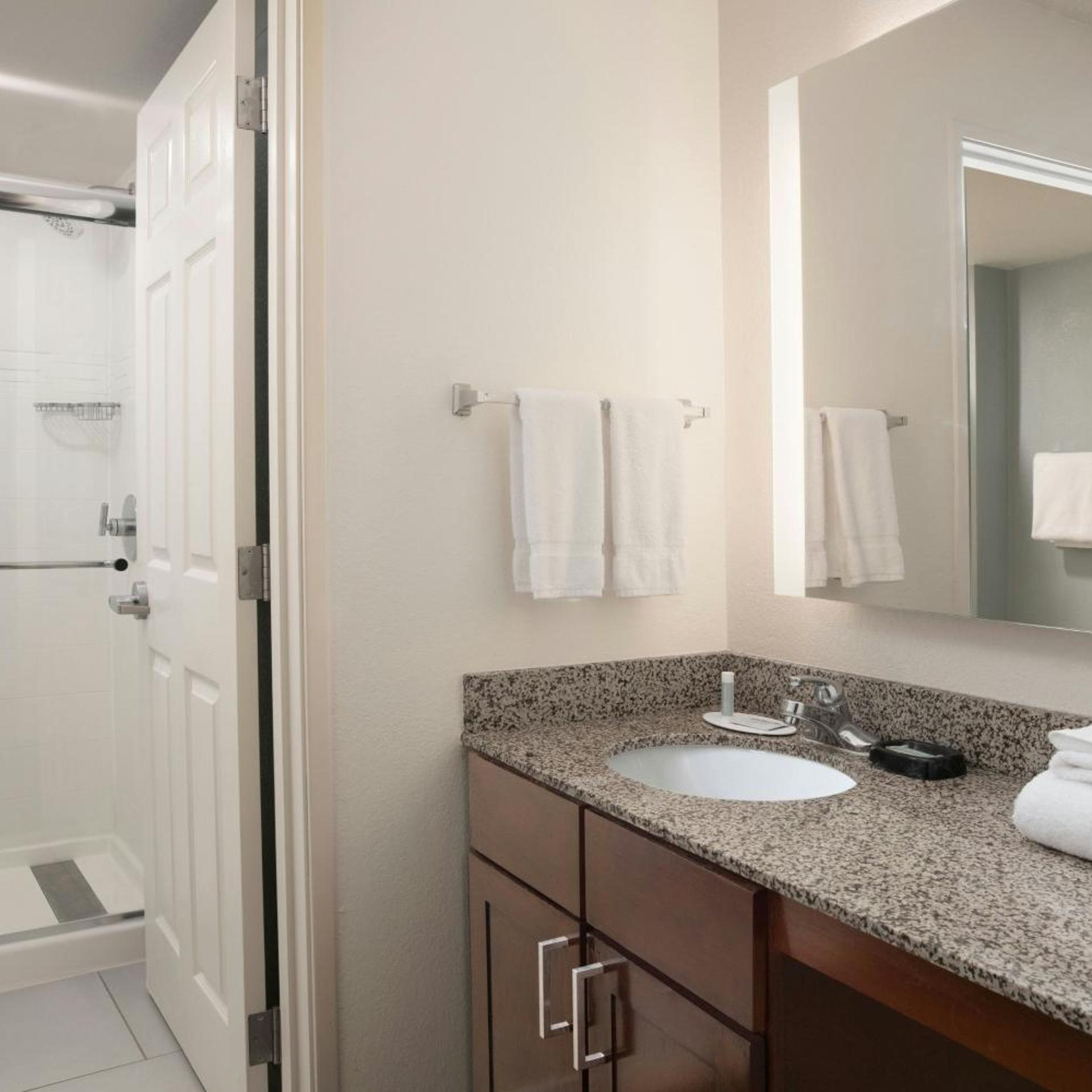 استوديو بسرير كوين مع أريكة بحوض استحمام لذوي الإعاقة، Residence Inn San Antonio Airport 3/5