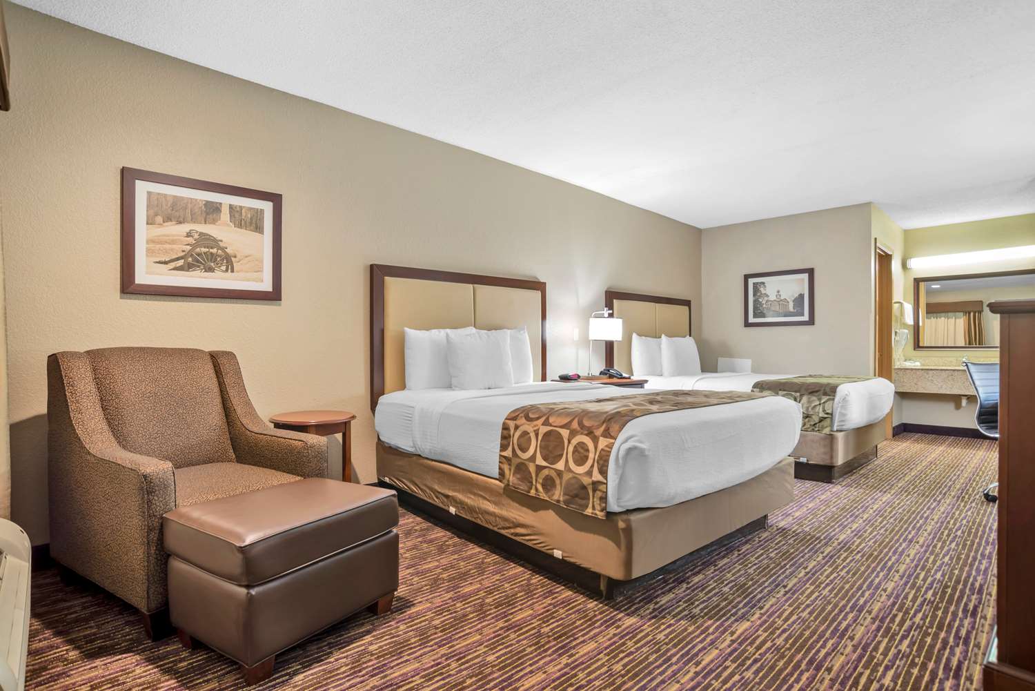 Room, 1 Double and 2 Queen Beds, Large، Best Western Vicksburg 2/9