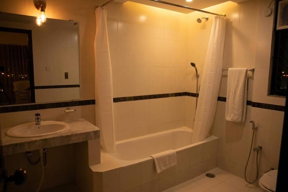 Hotel Aristocrat Inn 50/51