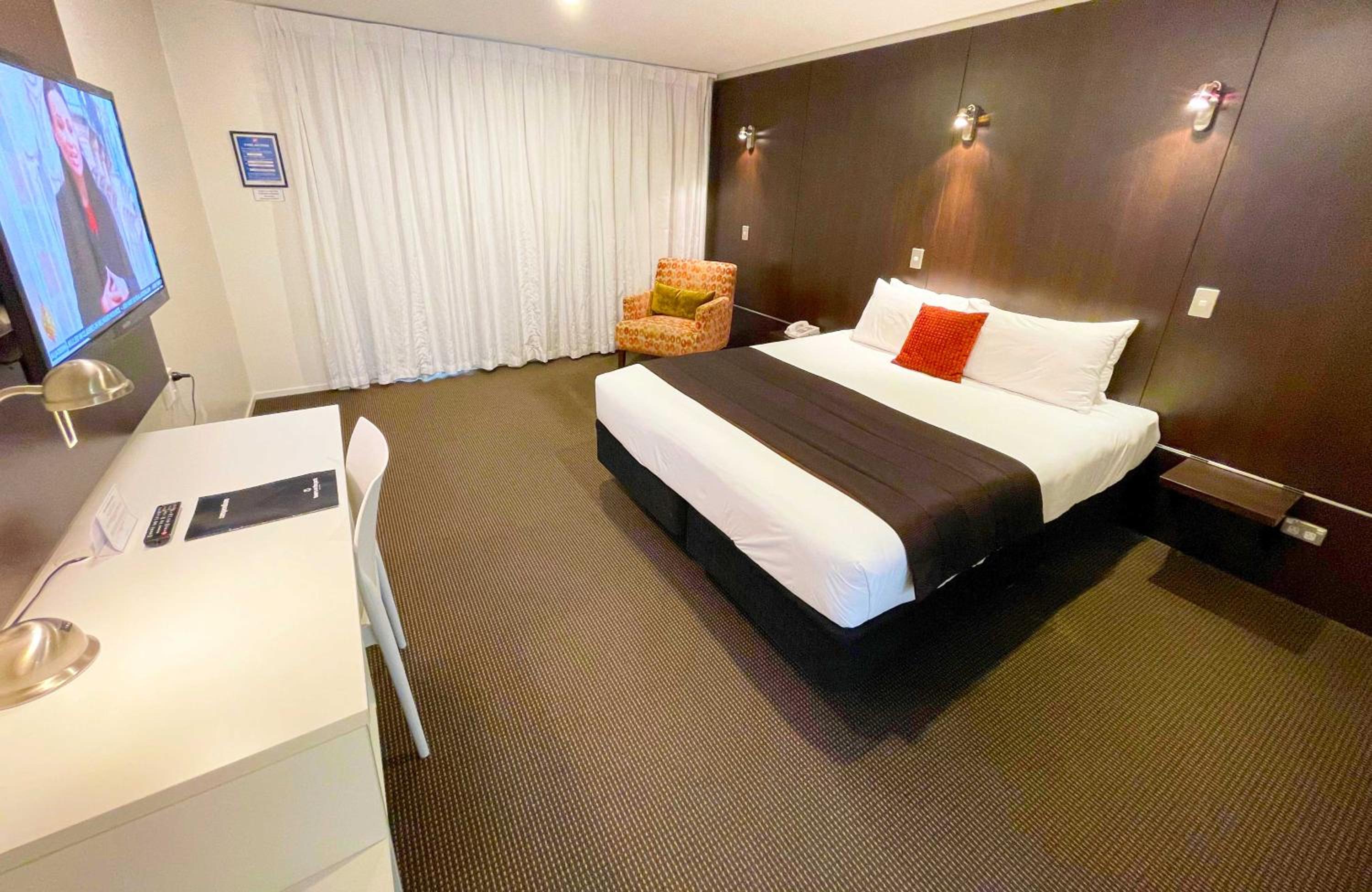 STUDIO, KING BED, KITCHENETTE