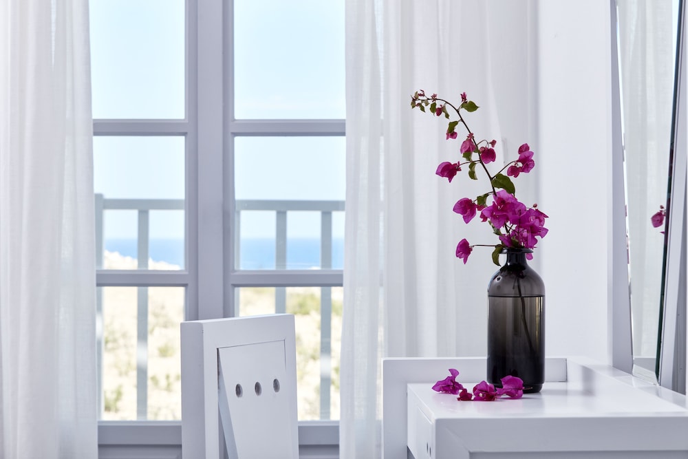 Mr Mrs White Paros 39/76