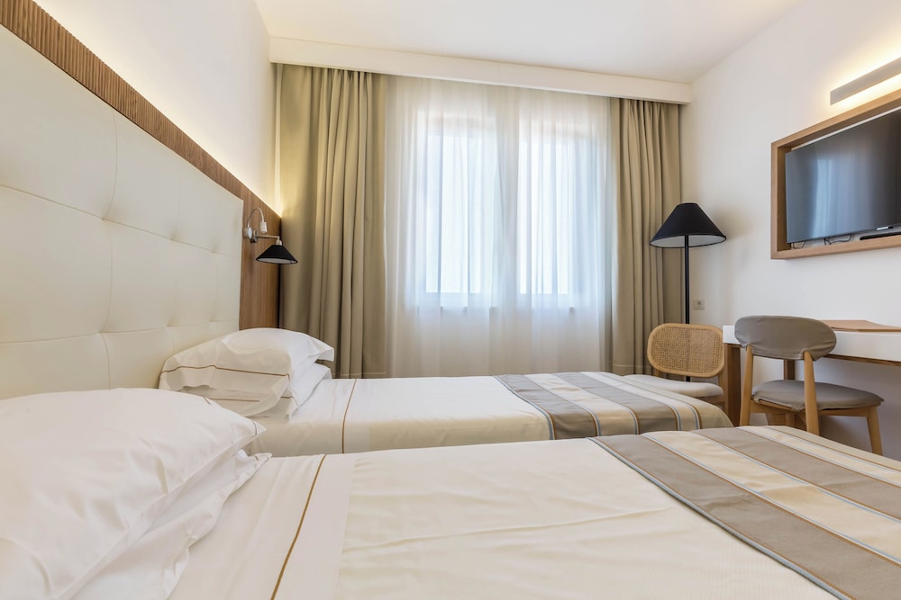 SUPERIOR, DOUBLE OR TWIN BED, BAY VIEW
