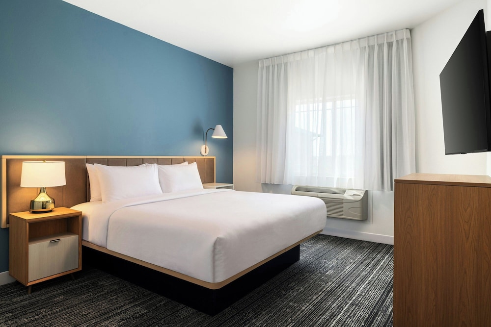 1 Bedroom, Suite, King Bed, Sofa