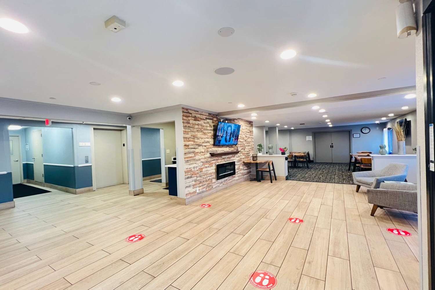 AmericInn by Wyndham Glendale/Milwaukee 23/28