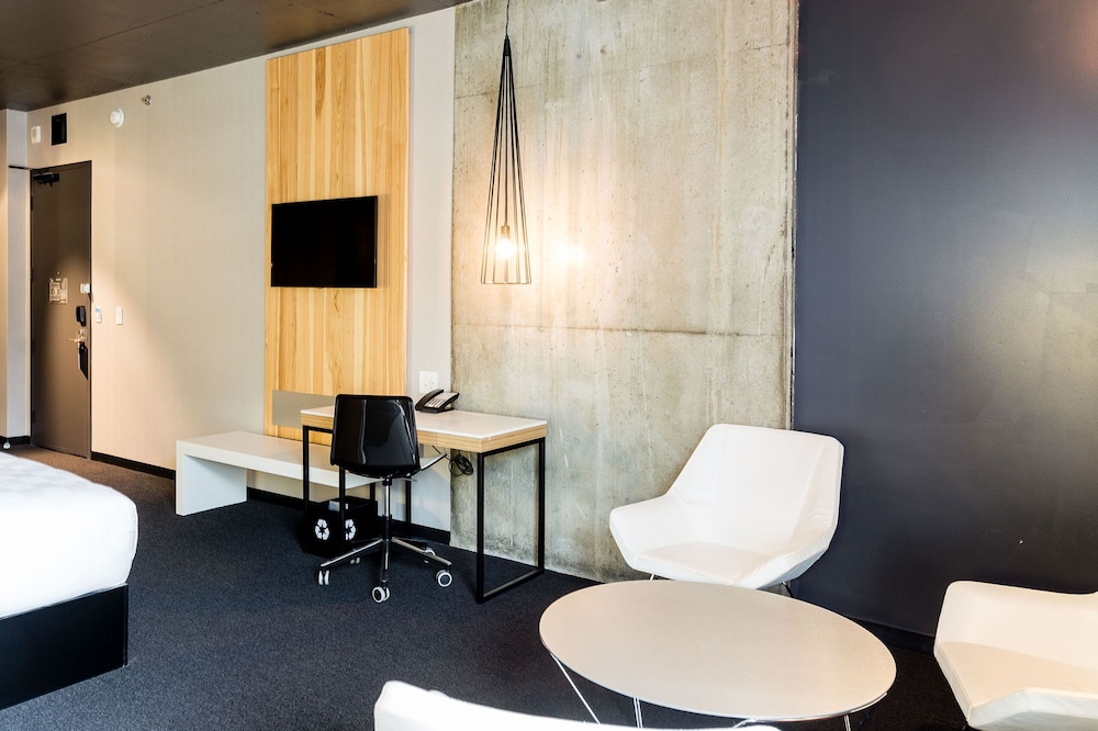 ALT HOTEL WINNIPEG 40/41