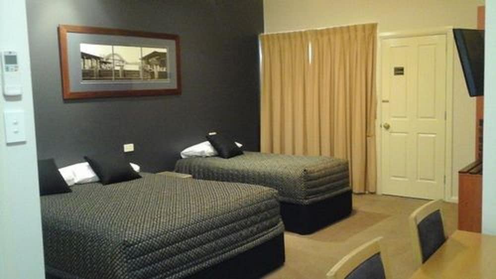 Deluxe, Studio, 1 Queen and 1 Single Bed