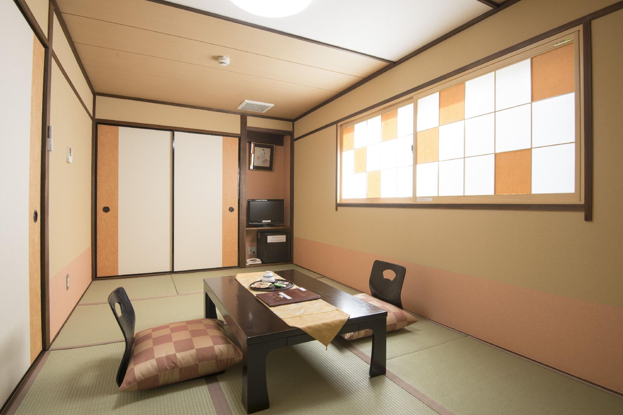 Traditional, Twin Beds, 2 Futon Beds, Adult Only