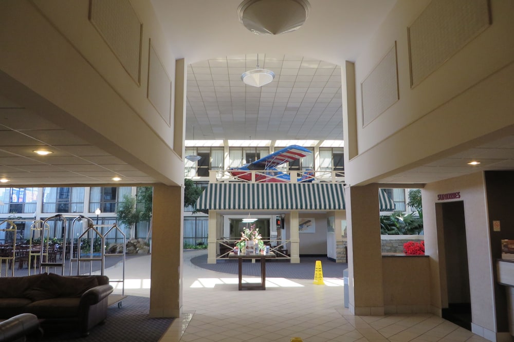 Days Inn by Wyndham Columbus Airport 10/37