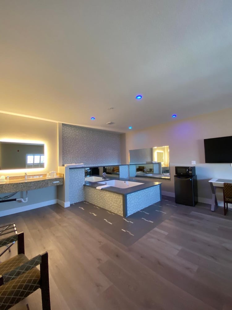 Guesthouse Inn Suites 8/63