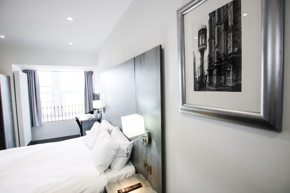 BRUNSWICK MERCHANT CITY HOTEL 24/73