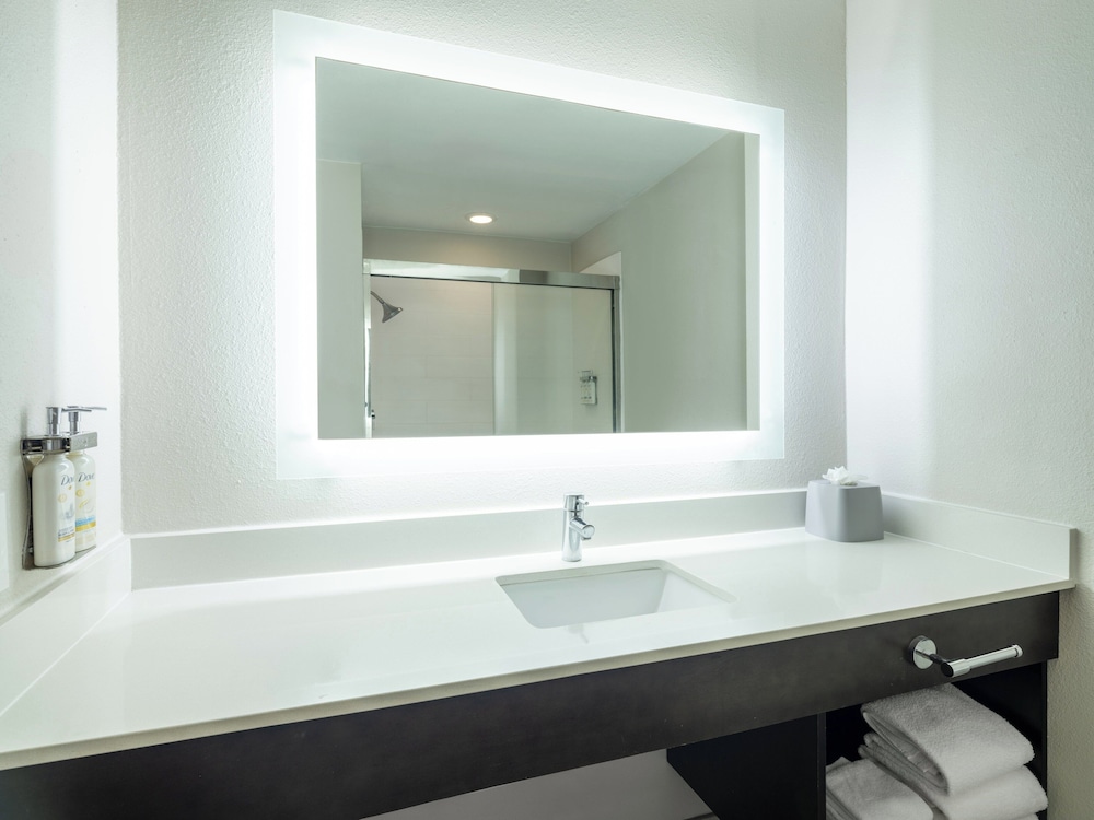 غرفة قياسية بسرير كينج، Holiday Inn Express and Suites St. Petersburg North (I-275), an IHG Hotel 6/8
