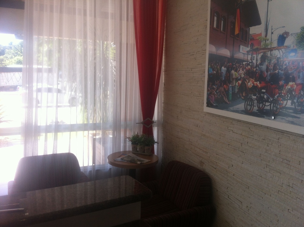 Mime Hotel 15/18