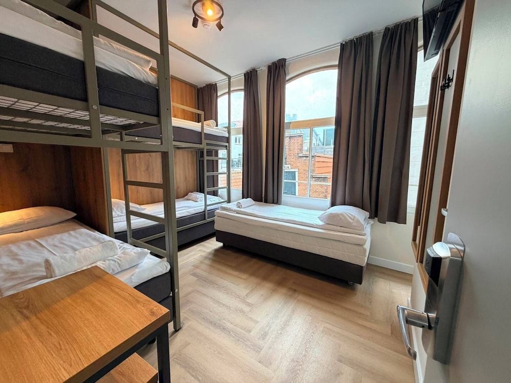 Continental Hotel 23/50