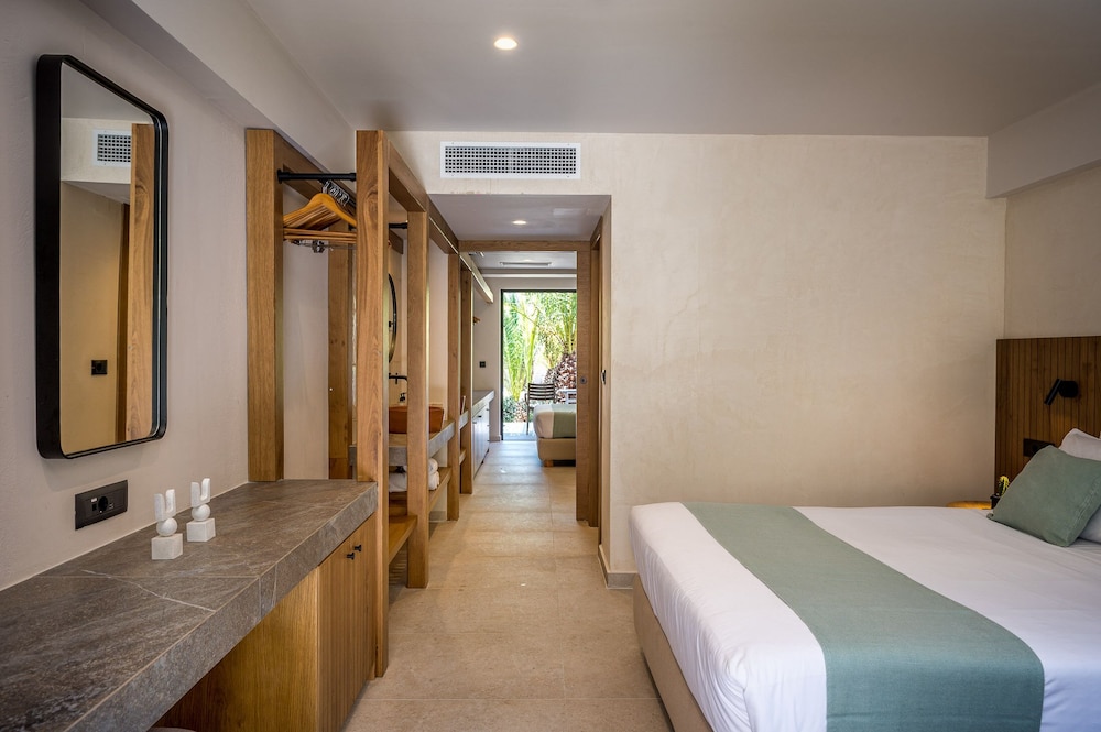 Deluxe, Studio, Suite, 1 Queen and 1 Single Bed