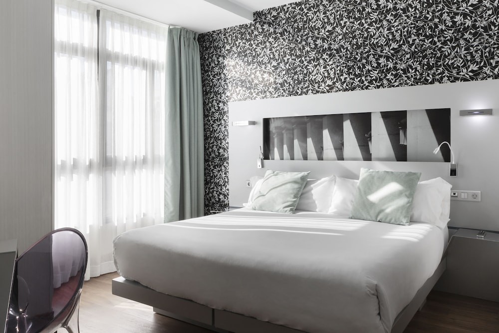 ROOM, QUADRUPLE