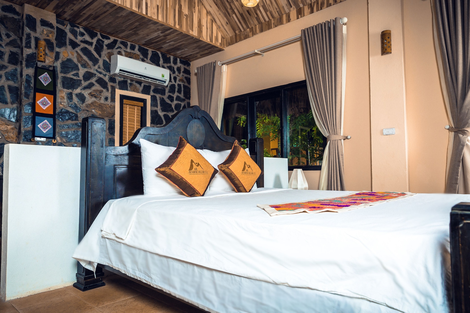 DELUXE, DOUBLE OR TWIN BED