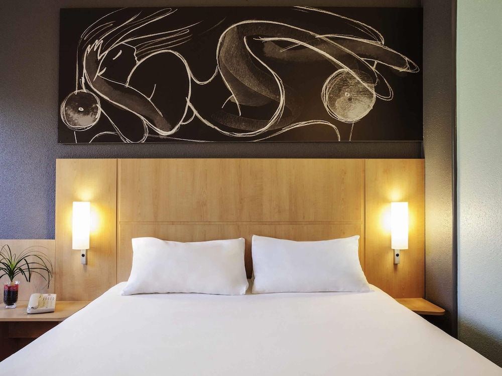 IBIS BARCELONA CORNELLA 17/36