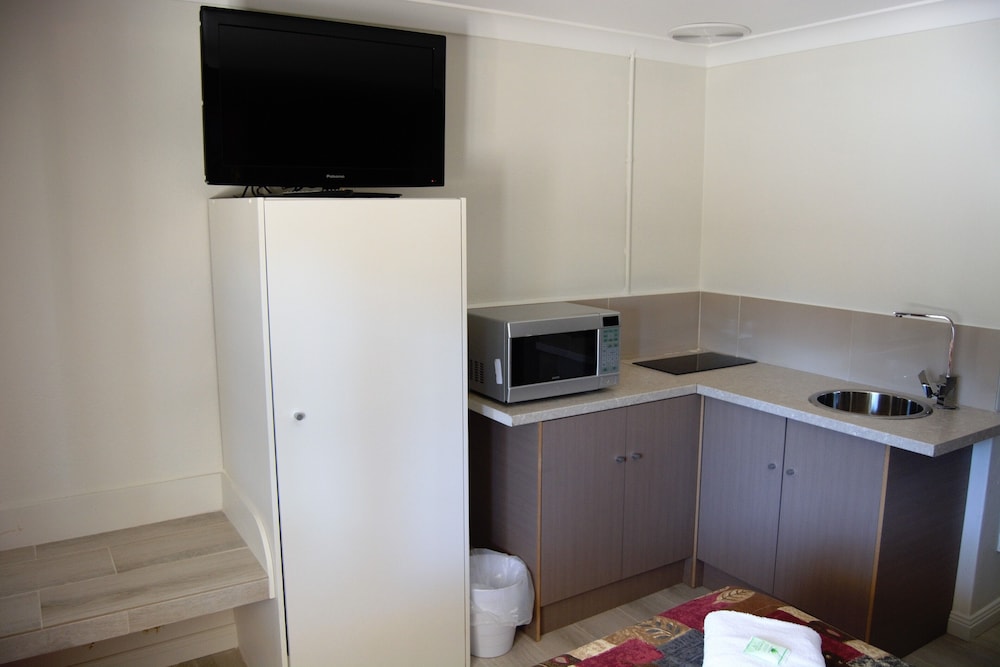 Civic Motor Inn Cowra 58/71