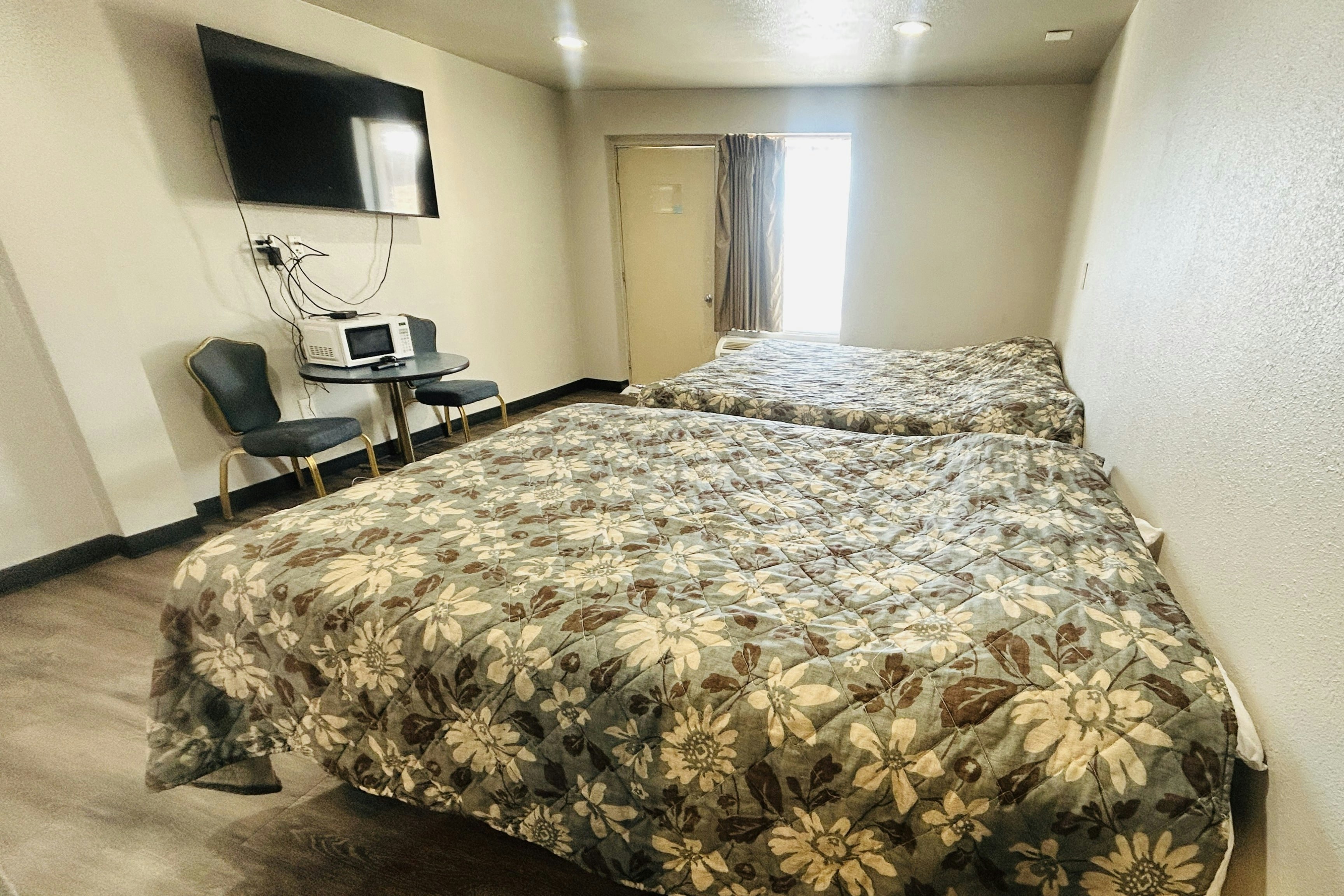 The Queen B Motel, Detroit-Warren 26/38