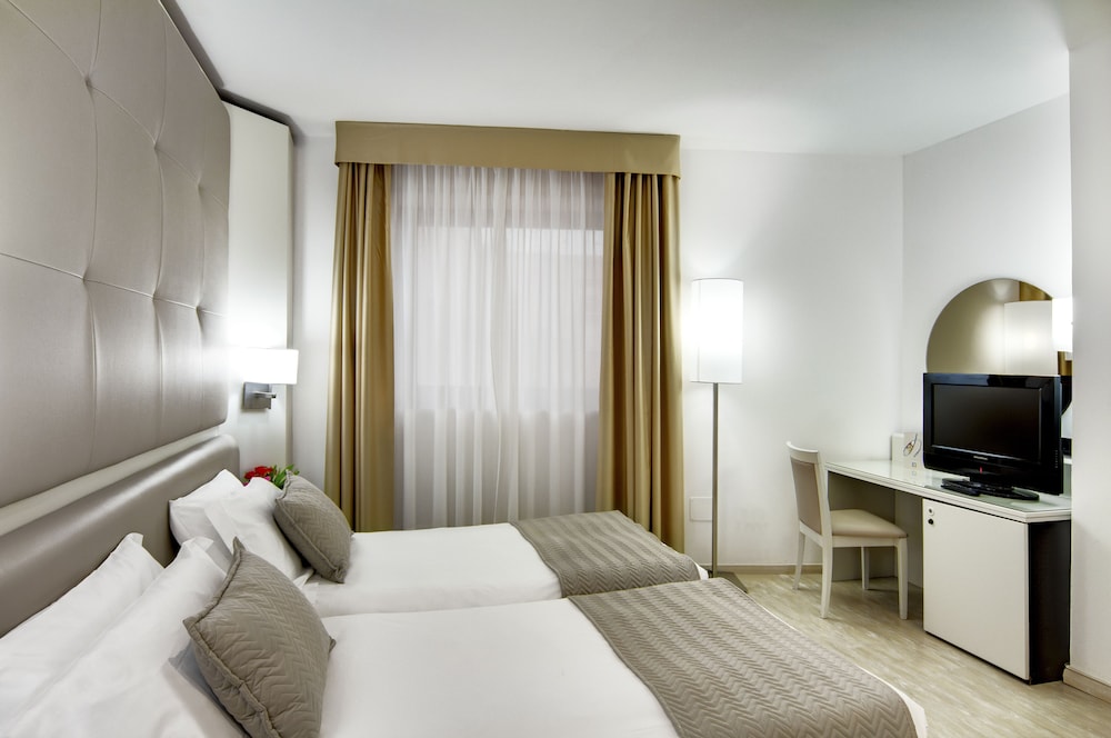 ROOM, QUADRUPLE