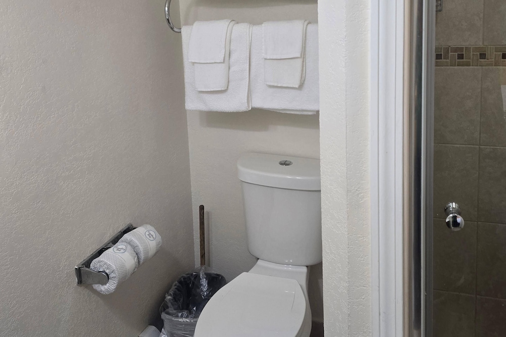 Rodeway Inn Adams, MA 32/34