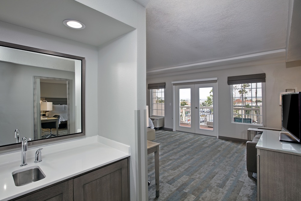 Hampton Inn and Suites Hermosa Beach 32/43