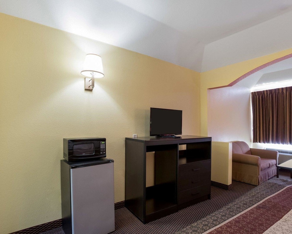 Rodeway Inn & Suites Humble IAH 12/34