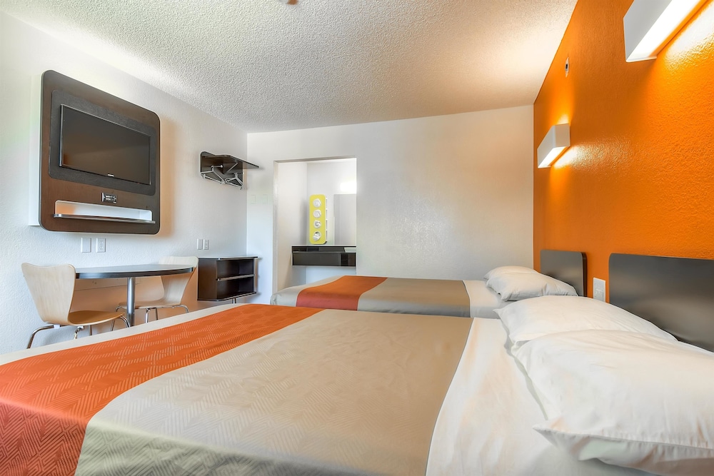 Motel6 San Diego, CA - North 23/61