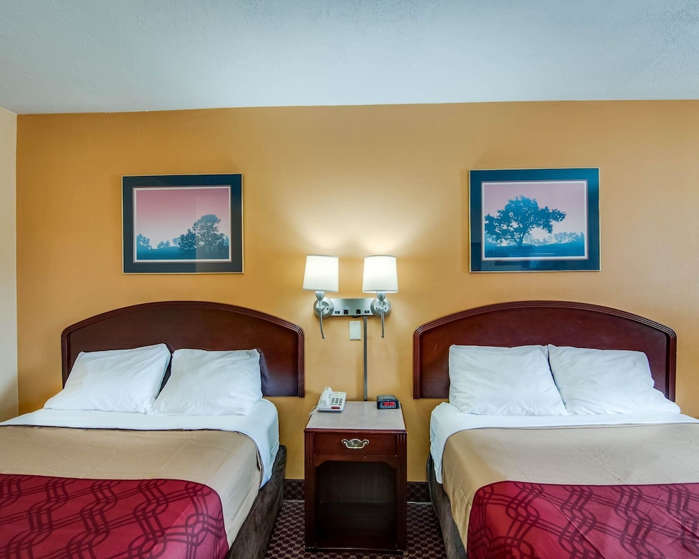 Econo Lodge Near Bluefield College 16/25