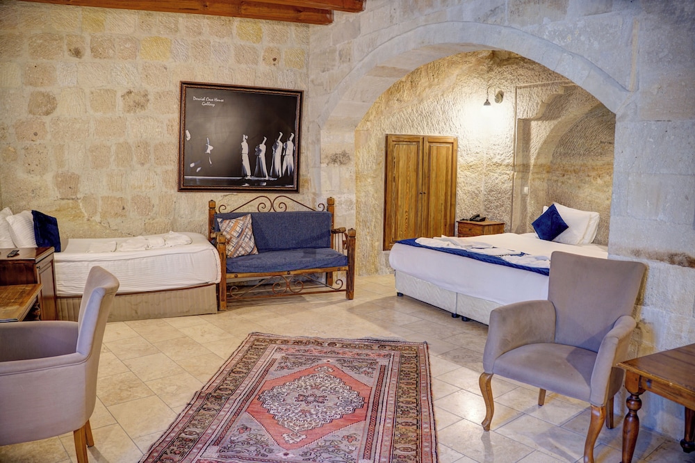 Elegance Cave Suites 33/47