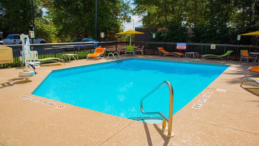 Holiday Inn Express Hotel And Suites Kinston 6/72