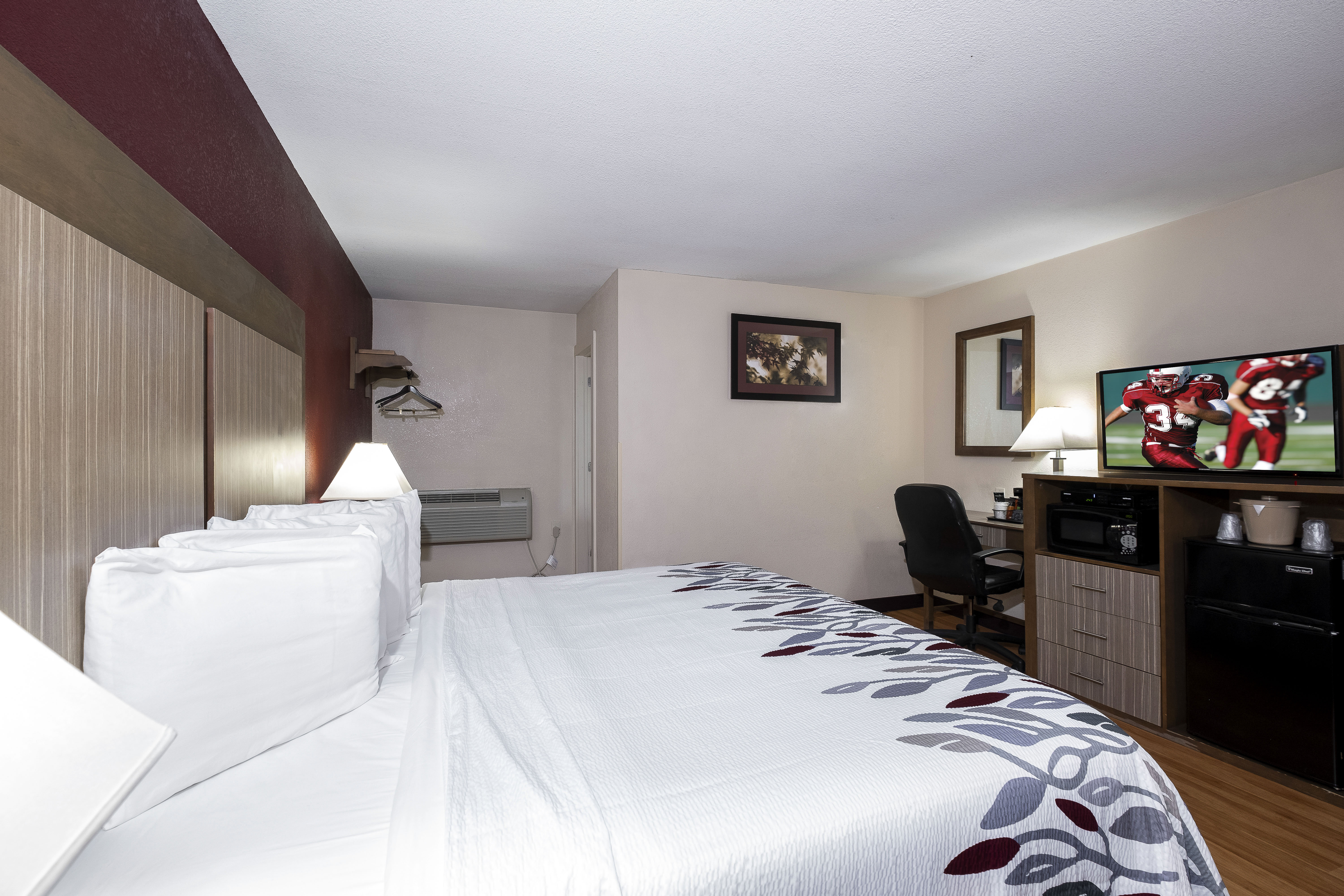 Superior, King Bed, Large, Red Roof Inn Neptune 7/10