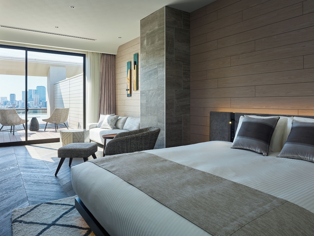 JUNIOR SUITE, KING BED, BALCONY