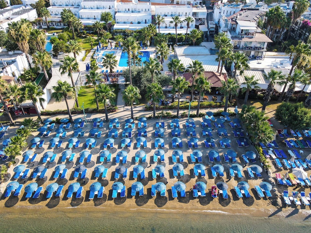 Nagi Beach Hotel 6/70