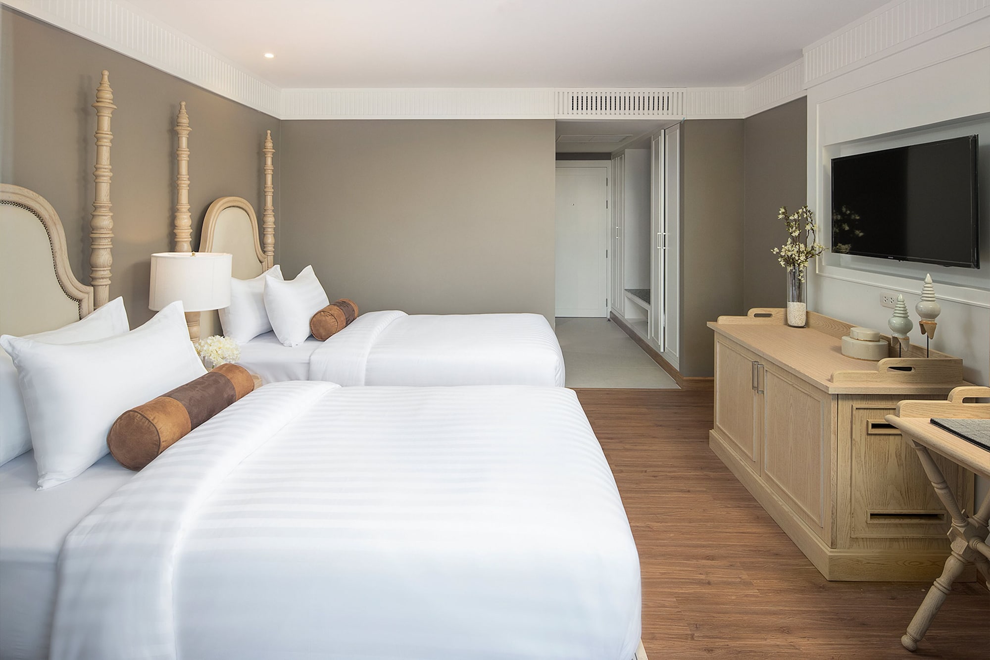 DELUXE, TWIN BEDS, RIVERSIDE