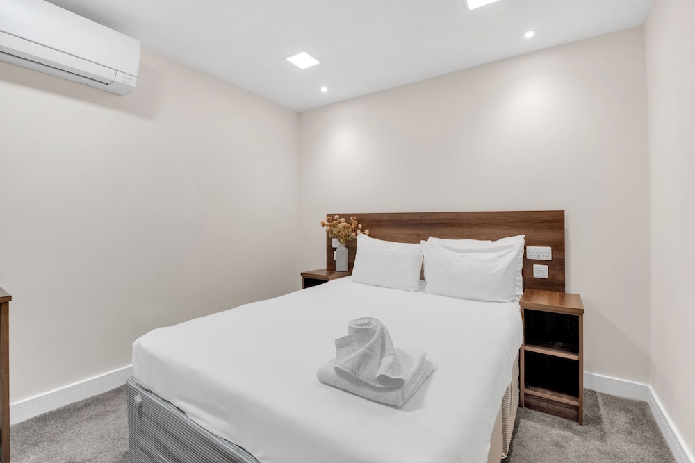 Signature Hotel London 12/50