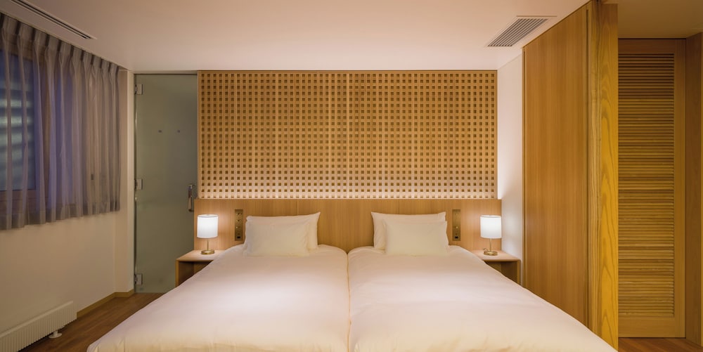 Deluxe, Twin Beds, Sofa