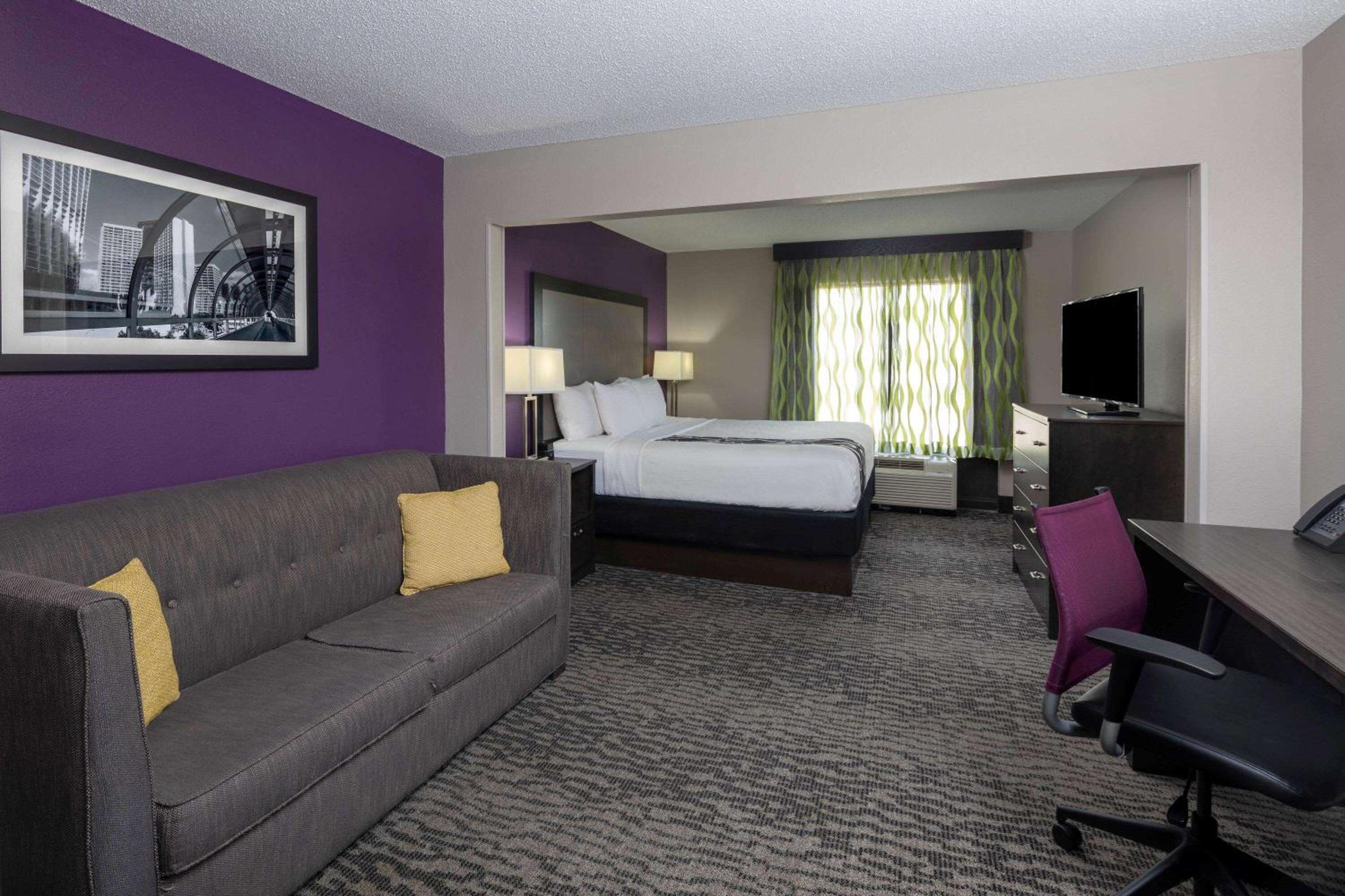 غرفة تنفيذية بسرير كينج مع أريكة، La Quinta Inn and Suites by Wyndham Kennesaw 5/8