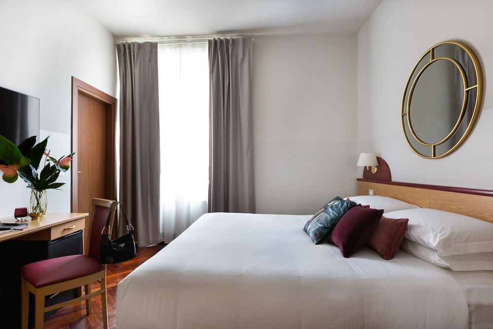 SUPERIOR, DELUXE, TWIN BEDS