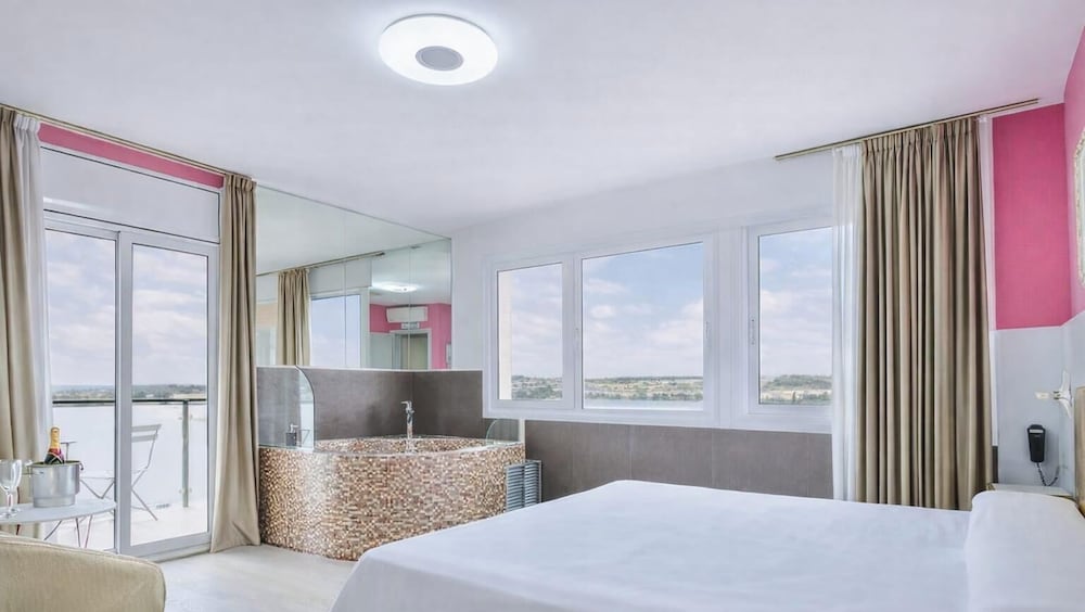 H Hotel 28/65