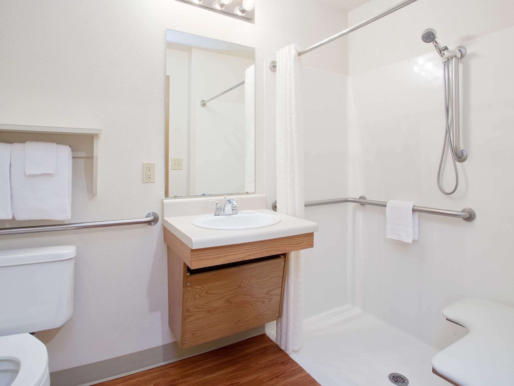 WoodSpring Suites Chicago Darien 29/29