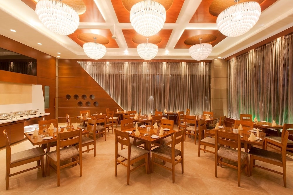 Hotel Cosmopolitan Ahmedabad 48/62