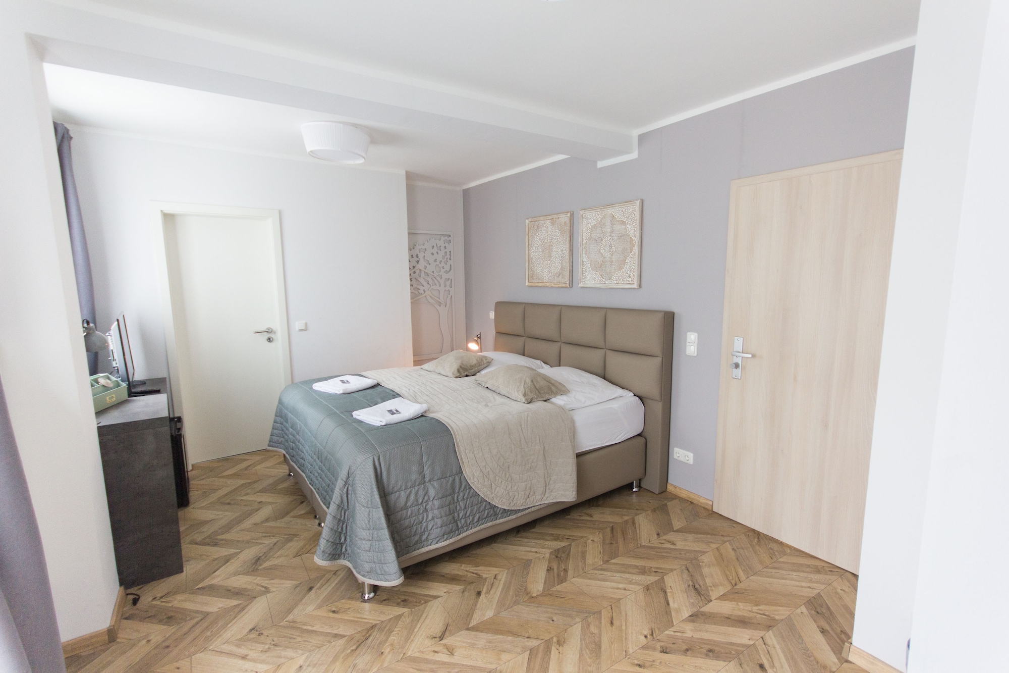 STANDARD, KING BED, CITY VIEW