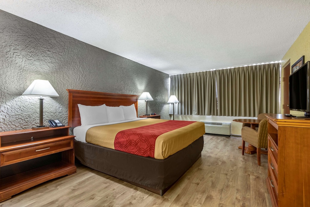 Econo Lodge Broken Arrow 23/59