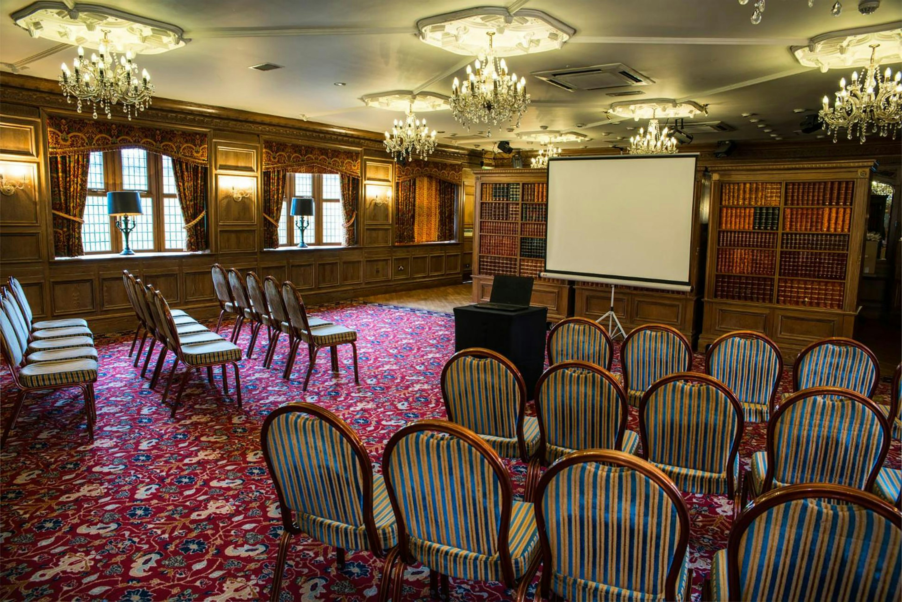 The Royal Toby Hotel 25/27