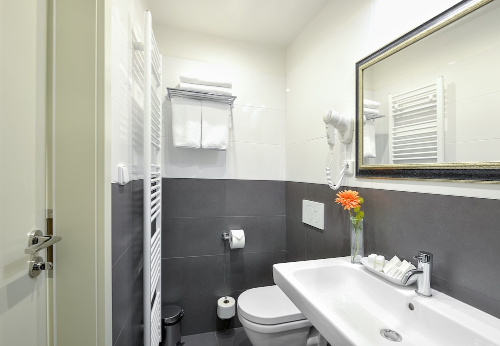 Hotel Garden Court 66/72