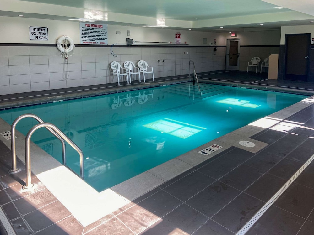 Comfort Suites West Omaha, NE 23/50