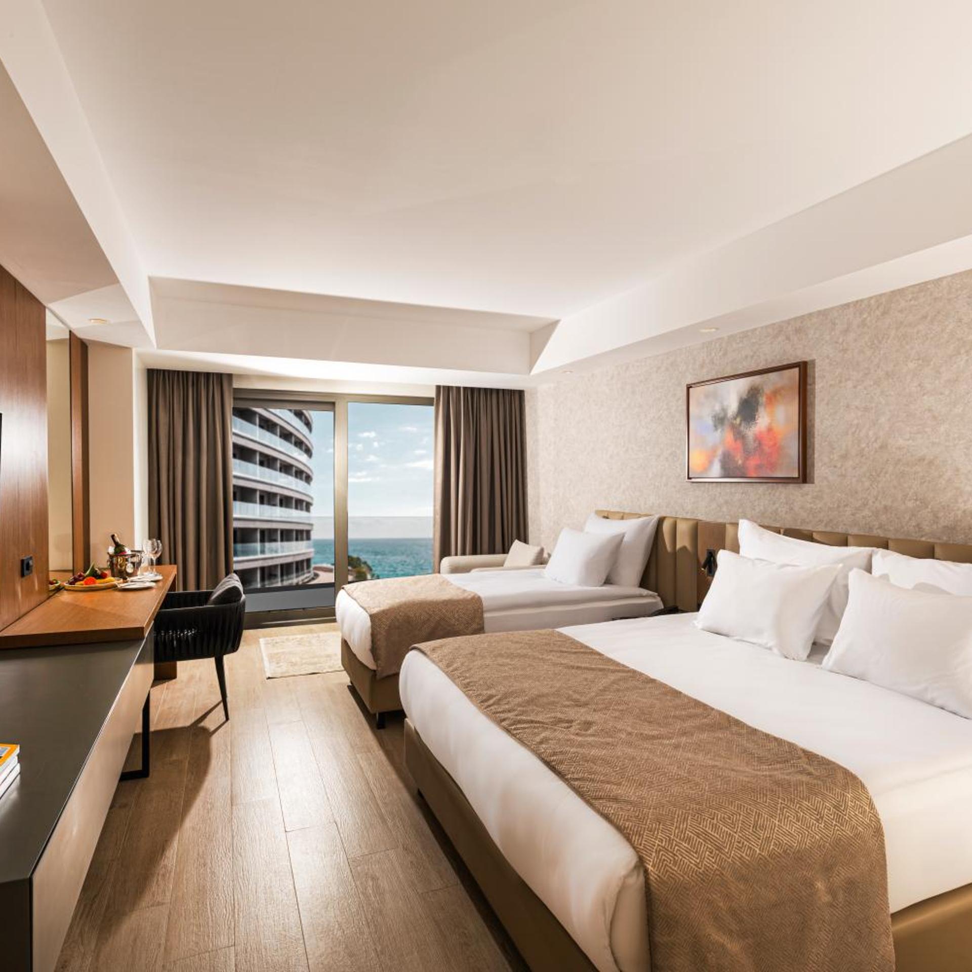 Deluxe, Double Bed, Lateral Side Sea View