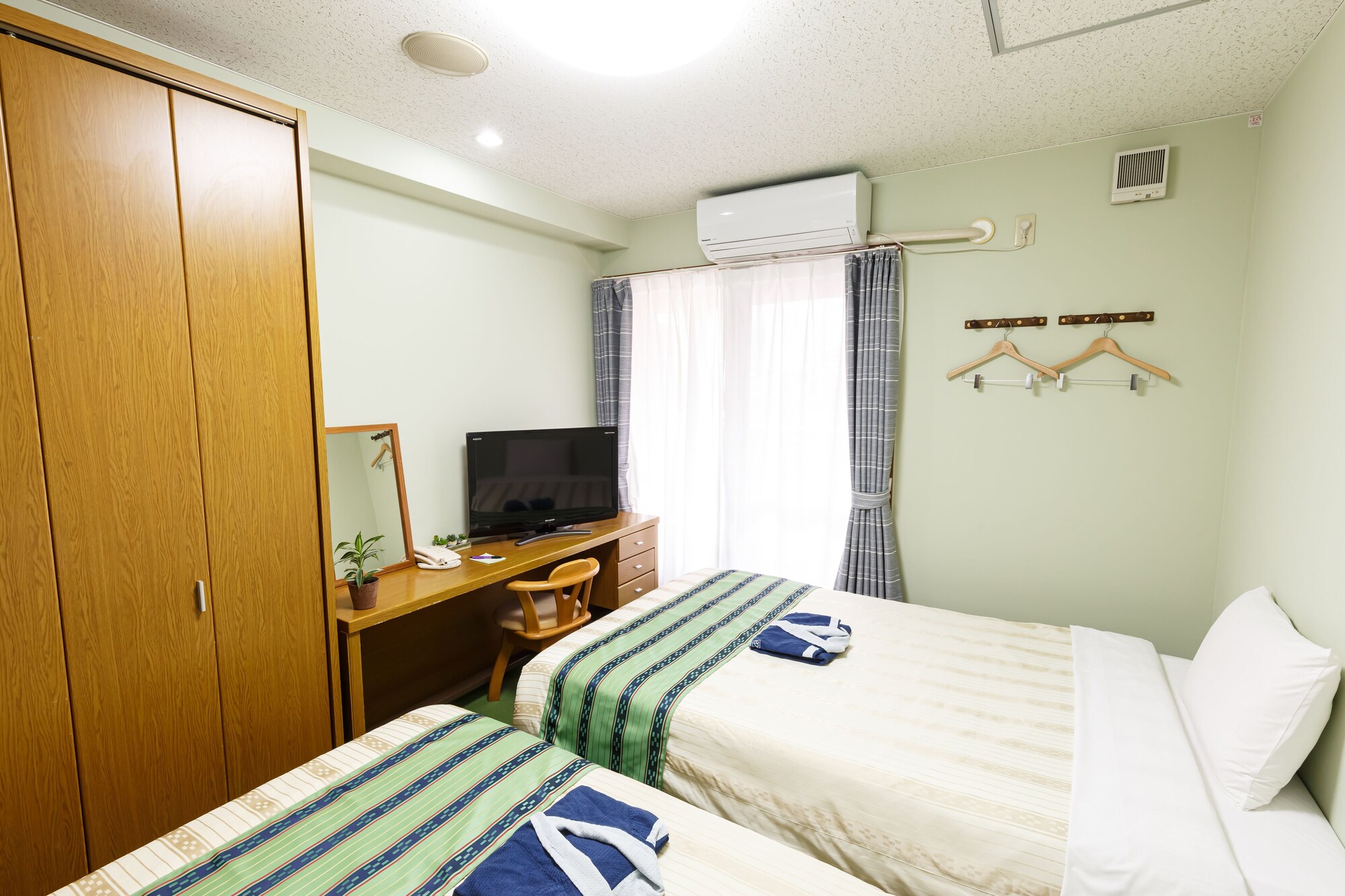 2 BEDROOMS, TWIN BEDS